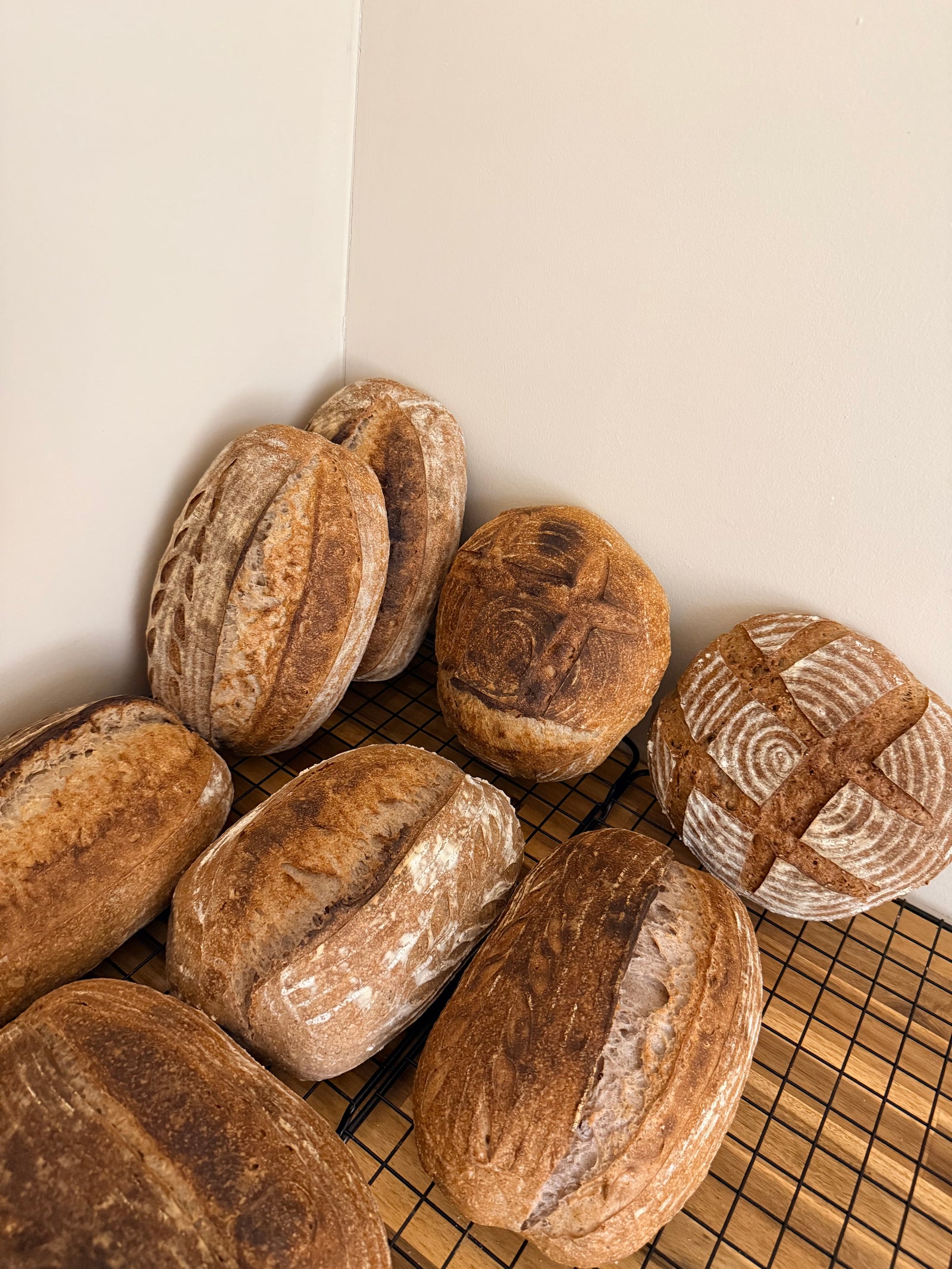 Nybakt surdeigsbrød på kjøkkenbenken